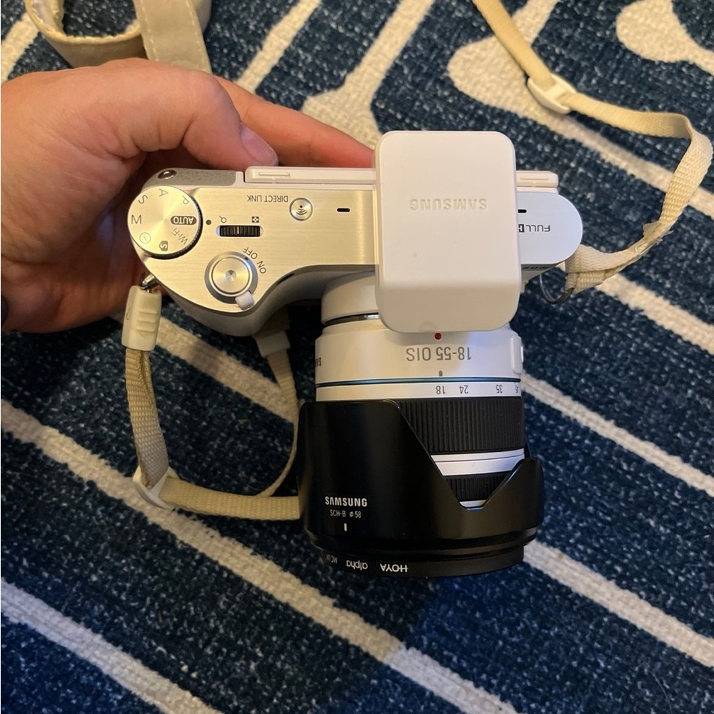 Samsung NX 300 camera with 18-55mm Zoom Lens (White)